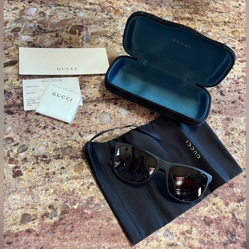 Men's sunglasses w/ velvet case, dust bag, lens cleaner & official card - Gucci